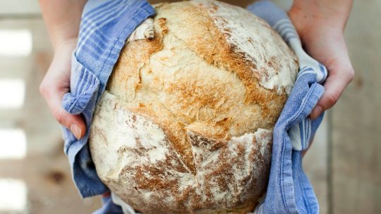 Am Wochenende wird gebacken - Brot, Stangen, Zöpfe, Torten. Foto: Steirerhof Mieming